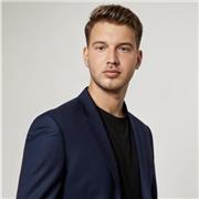 Docente di grafica impartisce lezioni per studenti di liceo